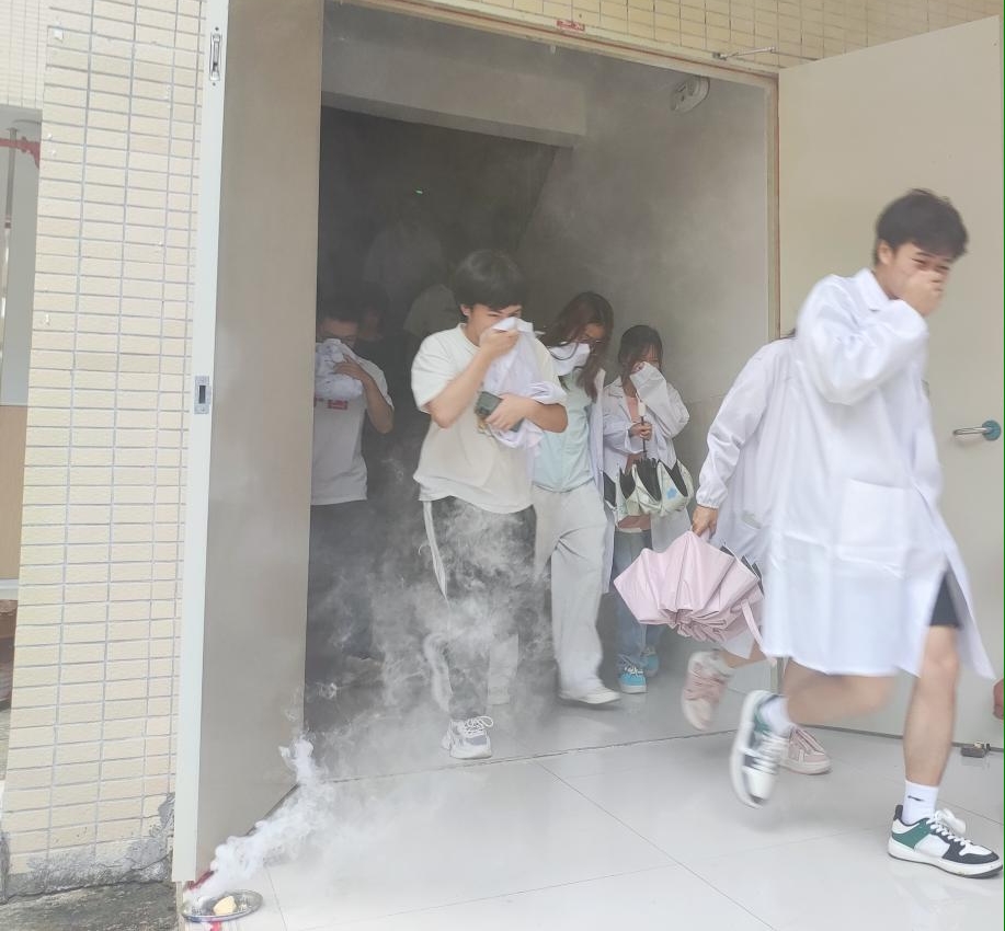 图2 实验室紧急疏散演练.png 图2 实验室紧急疏散演练.png